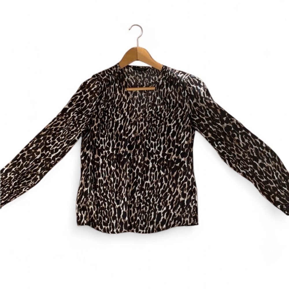 |Banana Republic| XS Long sleeved Leopard Print Top V-neck